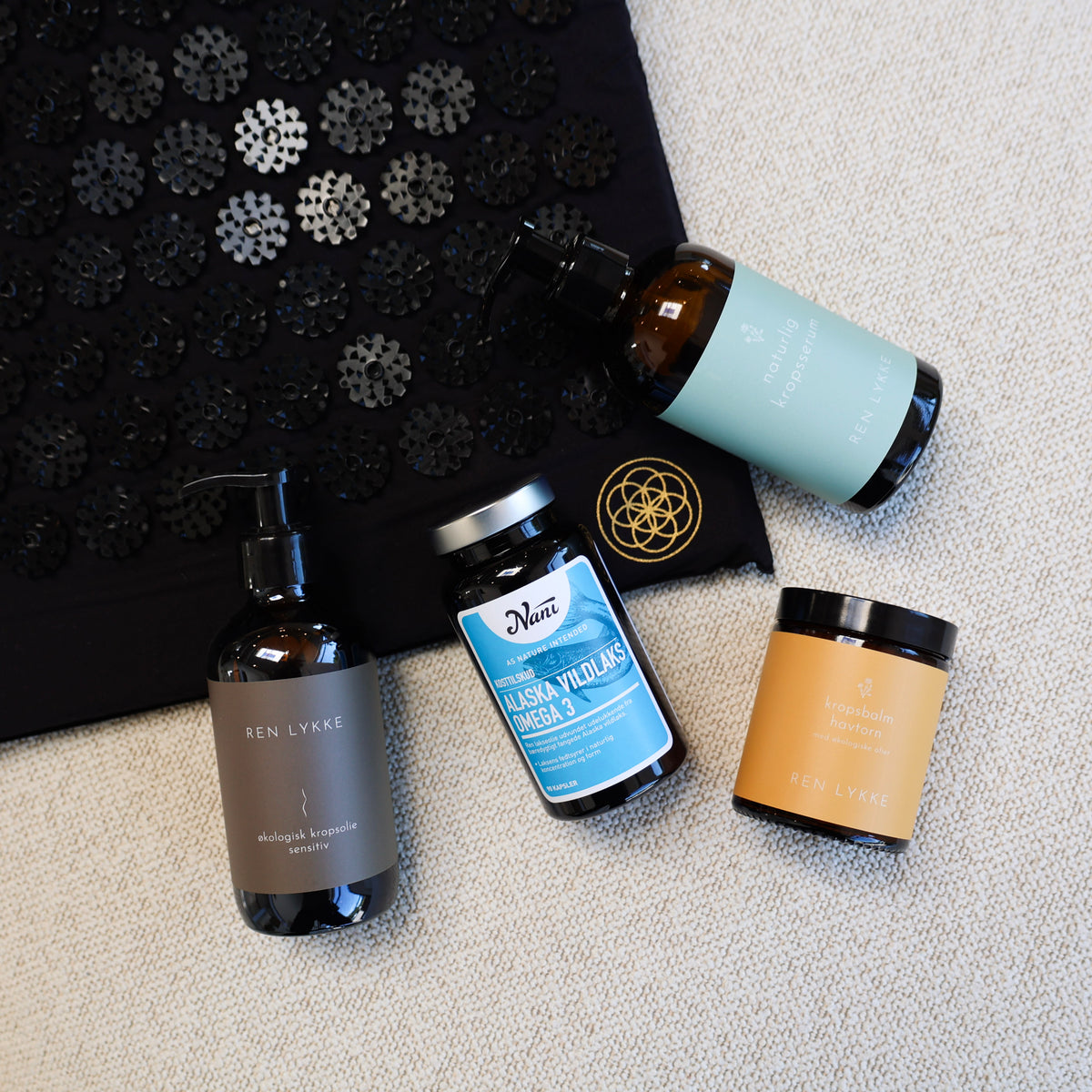 Derma Habits kropspakke med akupressurmåtte, serum, balm, olie, omega-3